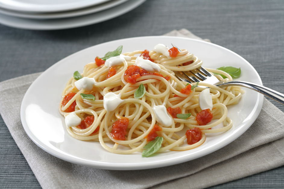 Espaguetis con tomate y crema de queso