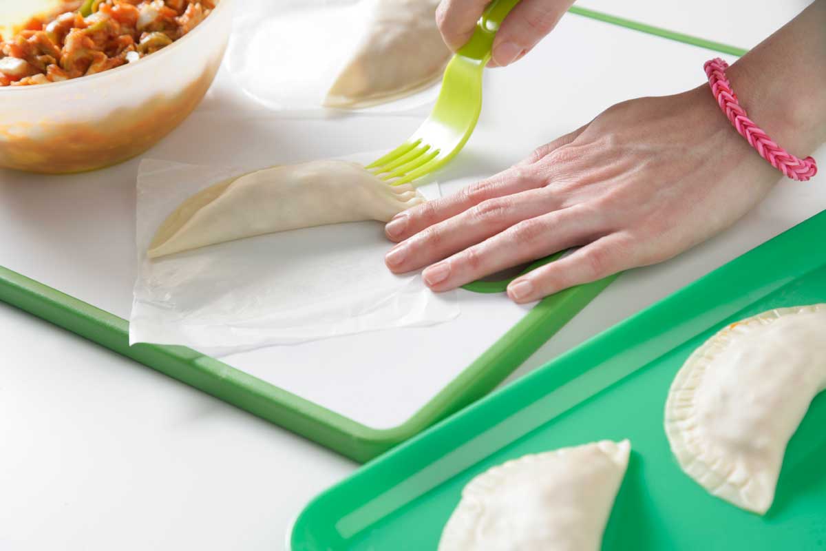 Con ayuda de un tenedor, sellamos los bordes presionando la masa.