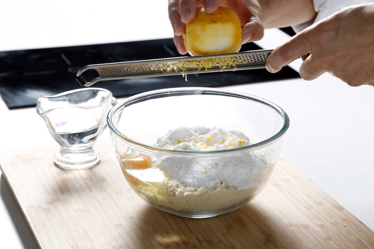  En un bol: almendra, azúcar glace, huevo y ralladura del limón.