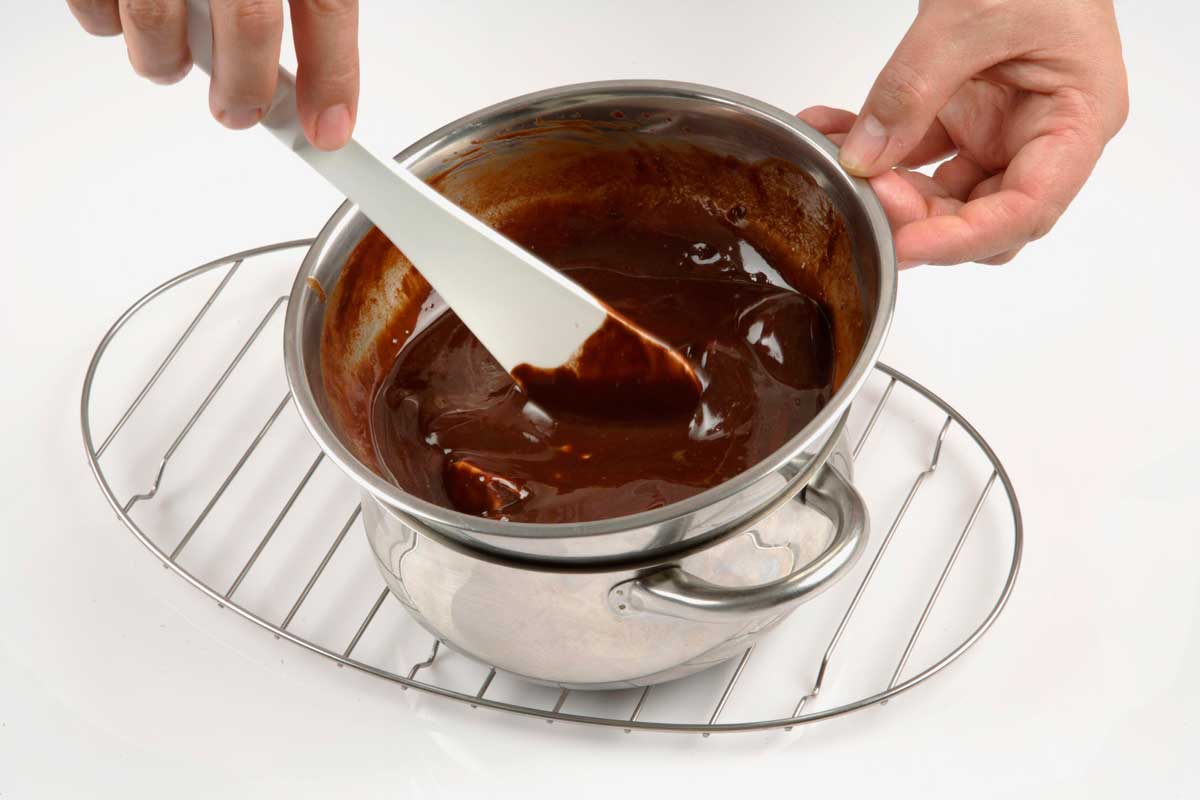 Mezclamos la nata y el chocolate hasta que se fundan completamente.
