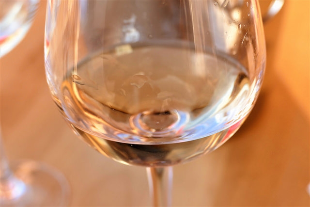 Diferencias y beneficios copa de vino blanco y tinto | HCMN