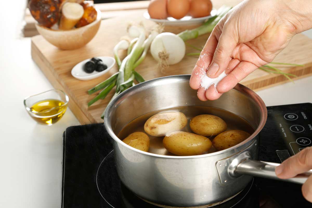 Lavamos y cocemos las patatas.